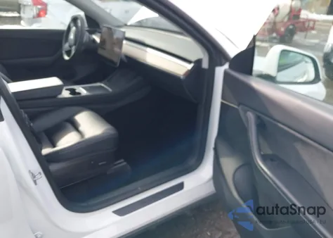 2022 Tesla Model Y Long Range Dual Motor All-Wheel Drive z USA, uszkodzony, nr VIN 7SAYGDEE2NF367505